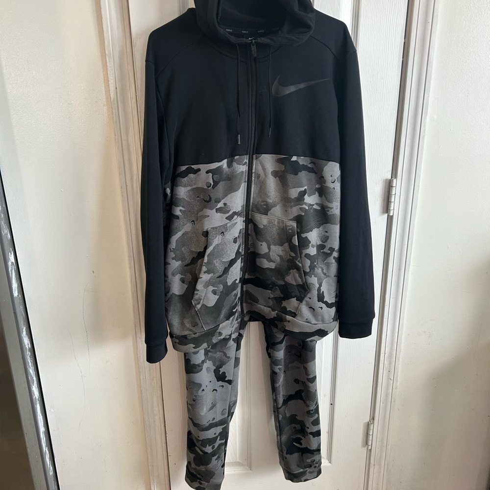 Man Nike Black & Gray Camo Zip Hoodie and Joggers - Picture 2 of 8